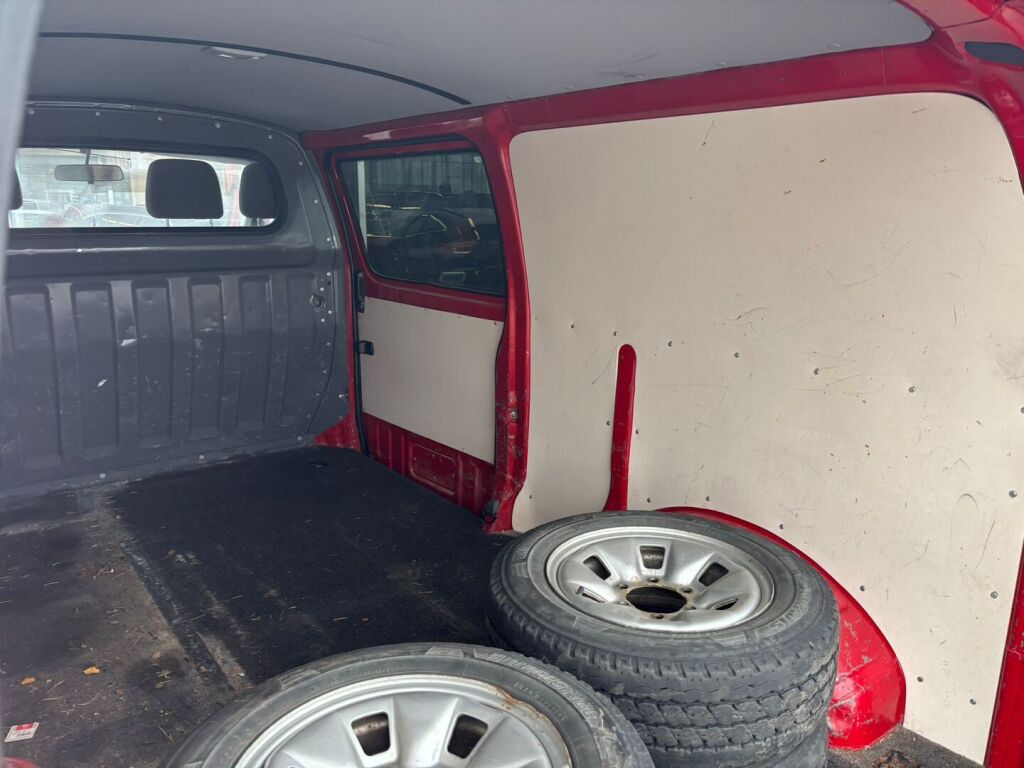 Toyota Hiace 2003 Punainen