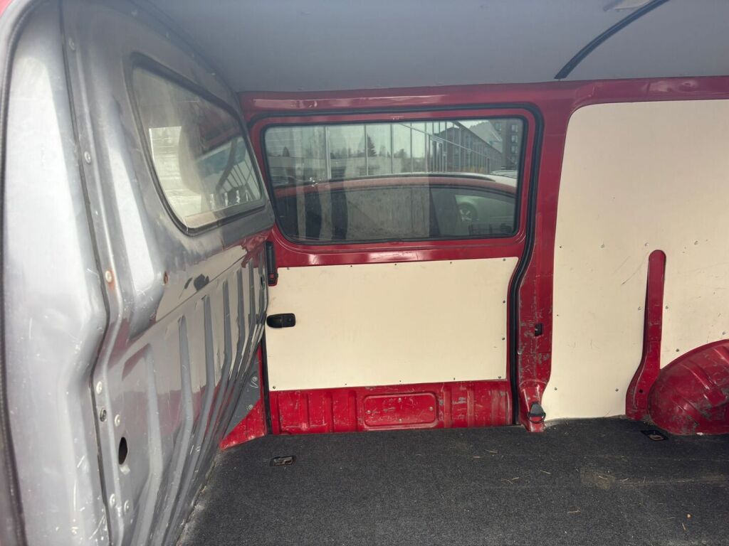 Toyota Hiace 2003 Punainen