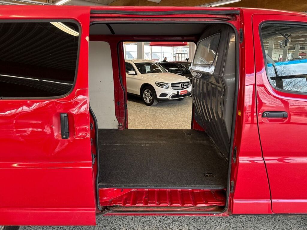 Toyota Hiace 2003 Punainen