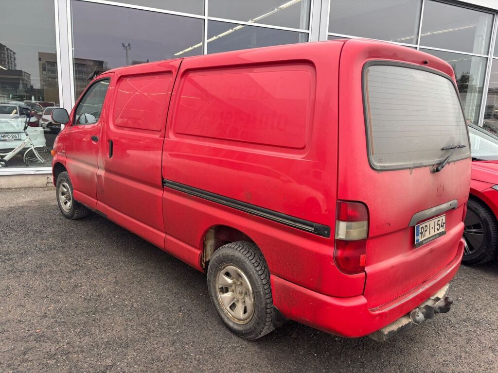 Toyota Hiace 2003 Punainen