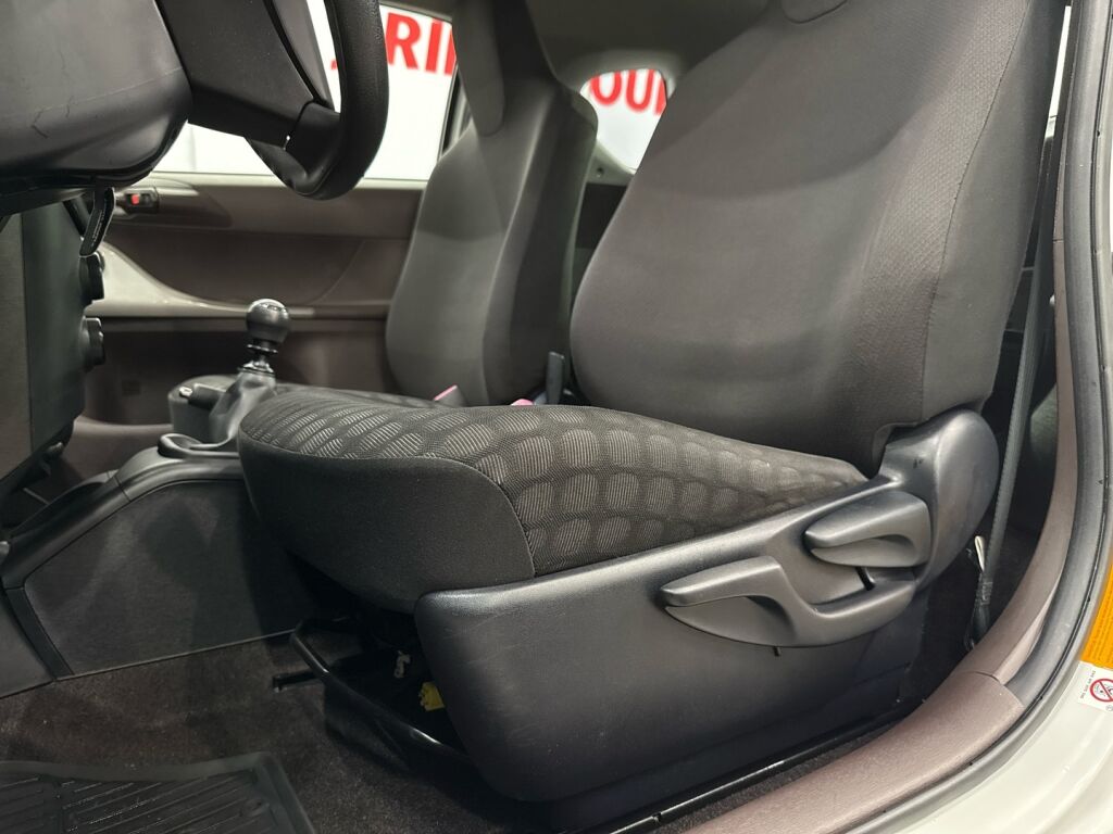 Toyota iQ 2010 Valkoinen