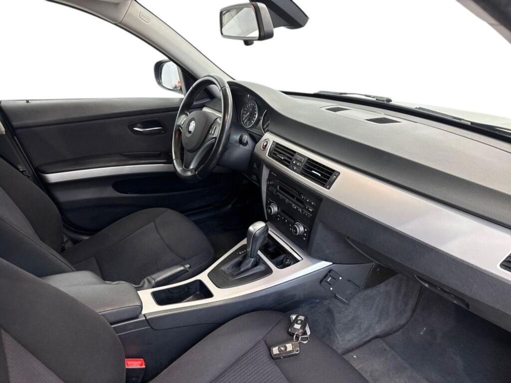 BMW 318 2010 Ruskea (beige)