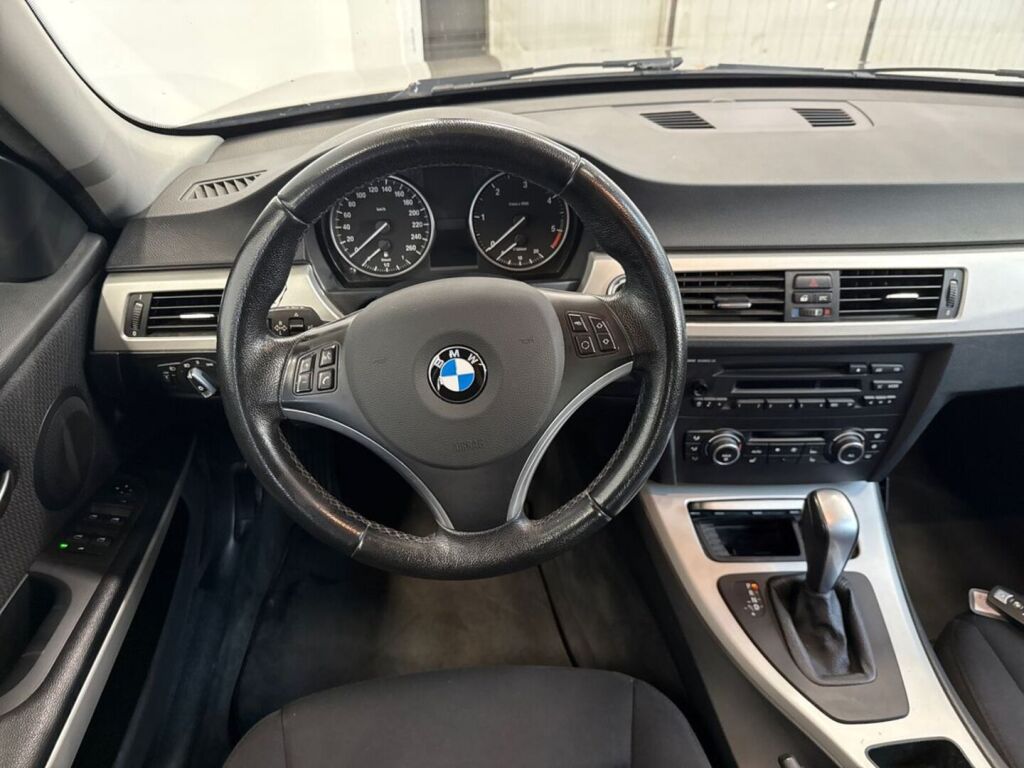 BMW 318 2010 Ruskea (beige)