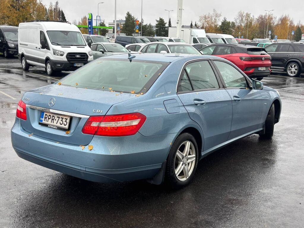 Mercedes-Benz E 2010 Sininen