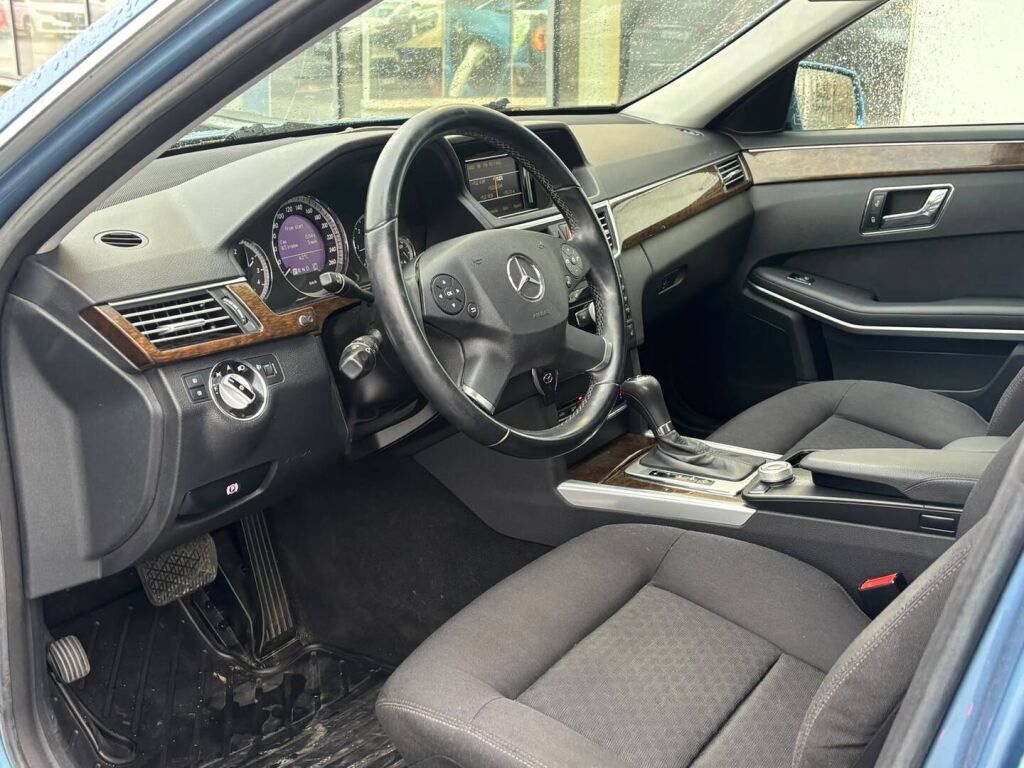 Mercedes-Benz E 2010 Sininen