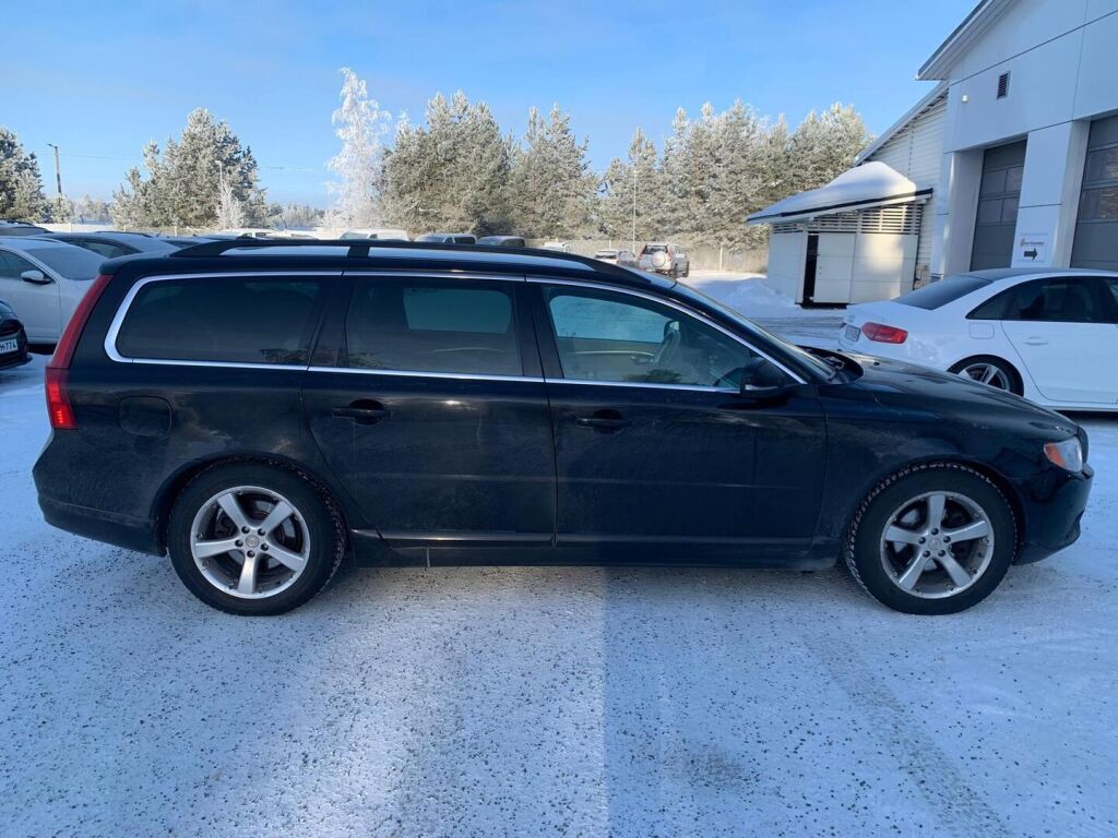 Volvo V70 2012 Musta