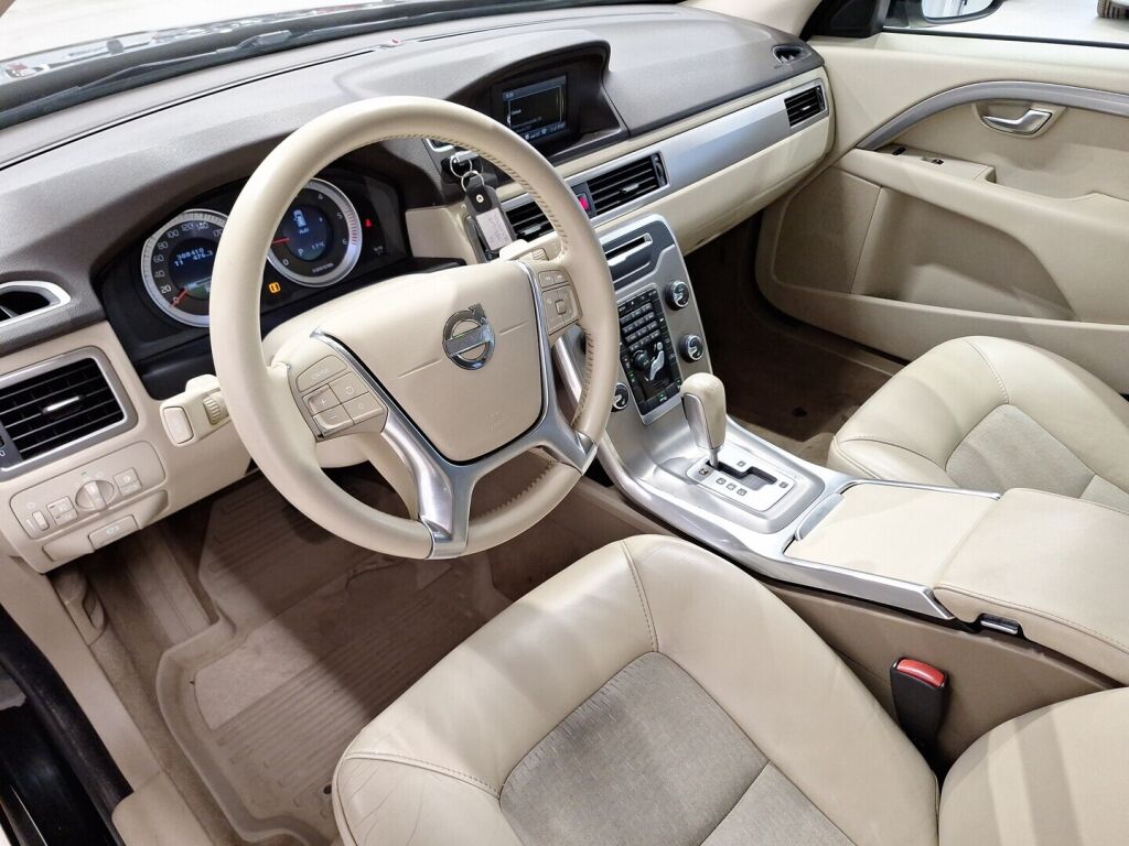 Volvo V70 2012 Musta