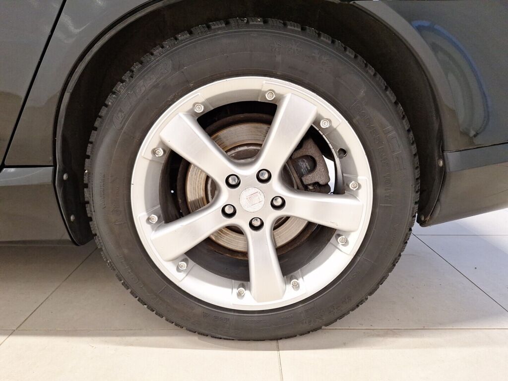 Volvo V70 2012 Musta