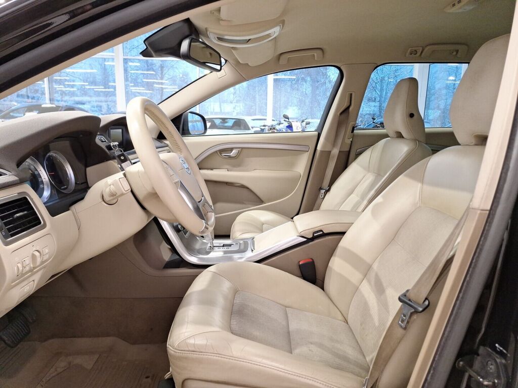 Volvo V70 2012 Musta