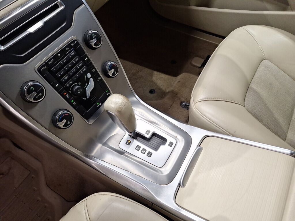 Volvo V70 2012 Musta