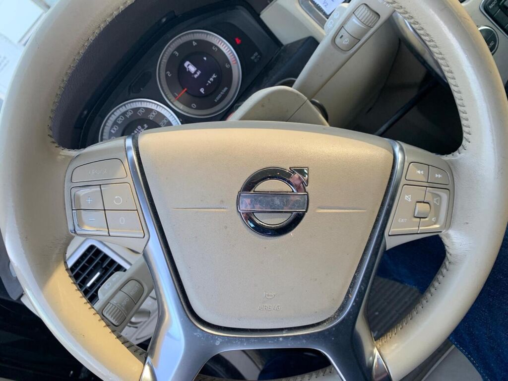 Volvo V70 2012 Musta