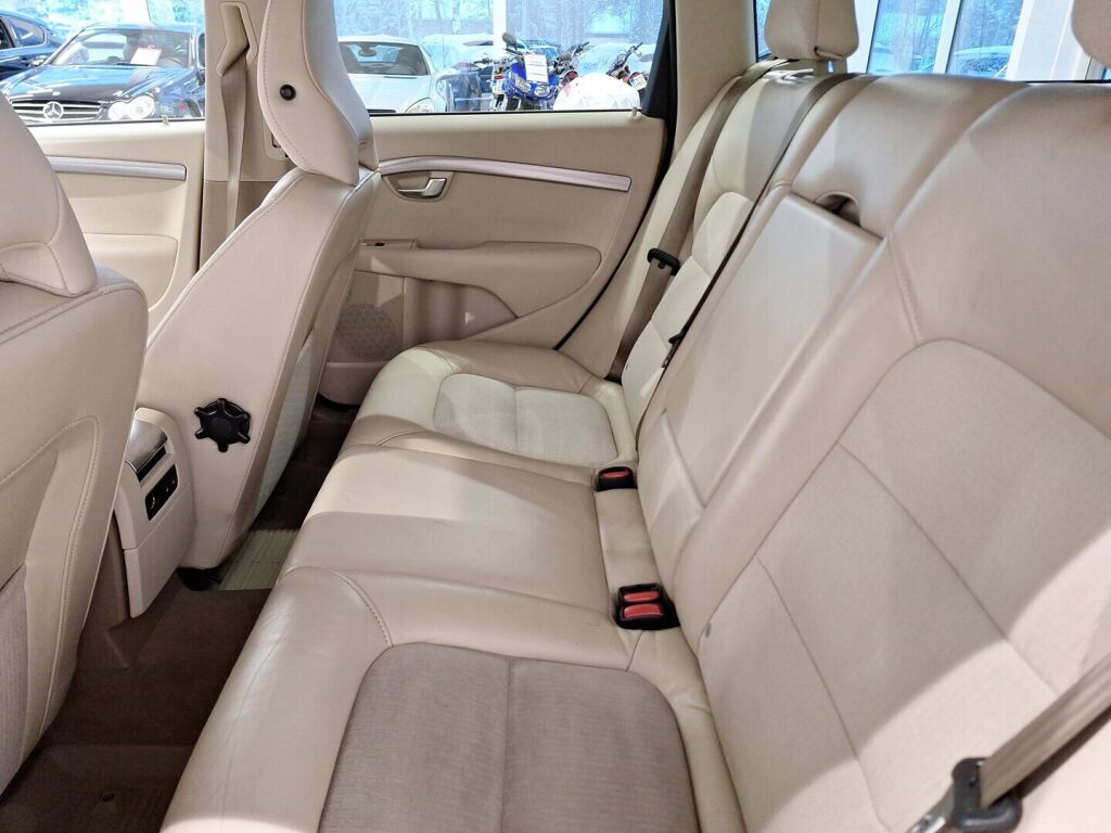 Volvo V70 2012 Musta