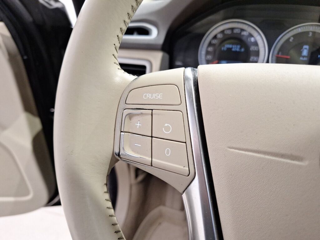 Volvo V70 2012 Musta