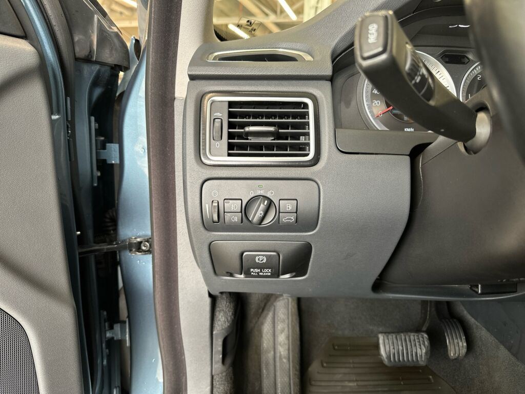 Volvo V70 2012 Sininen