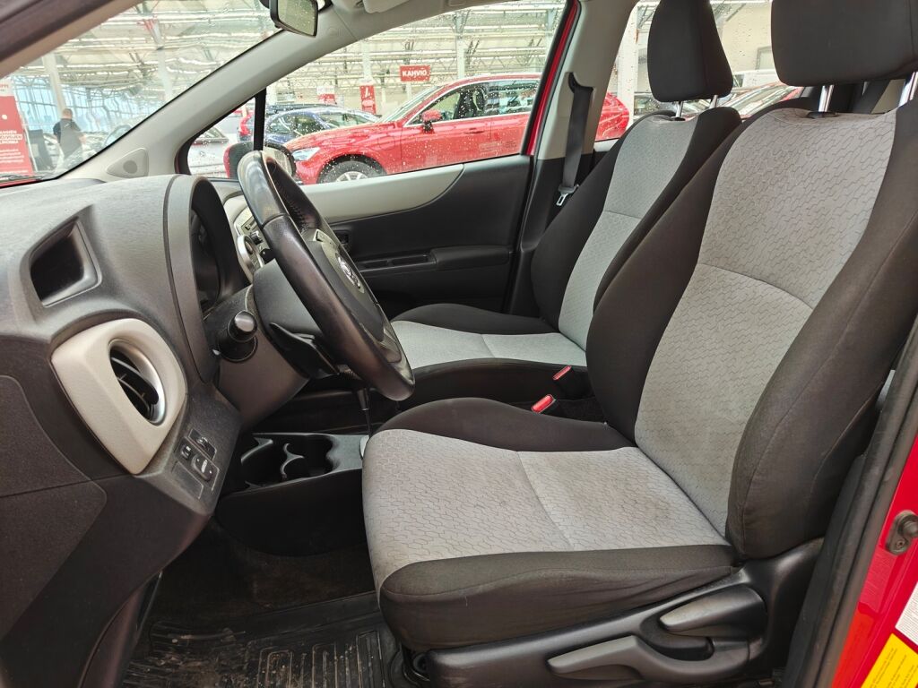 Toyota Yaris 2012 Punainen