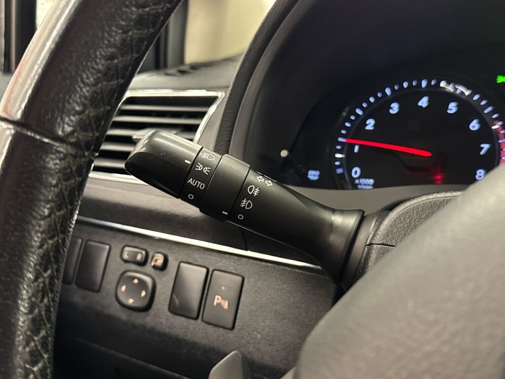 Toyota Avensis 2012 Sininen