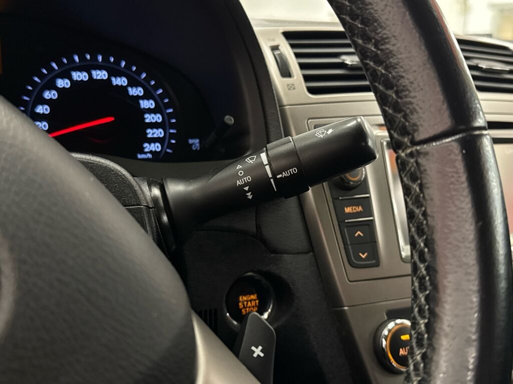 Toyota Avensis 2012 Sininen