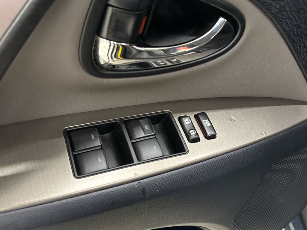 Toyota Avensis 2012 Sininen