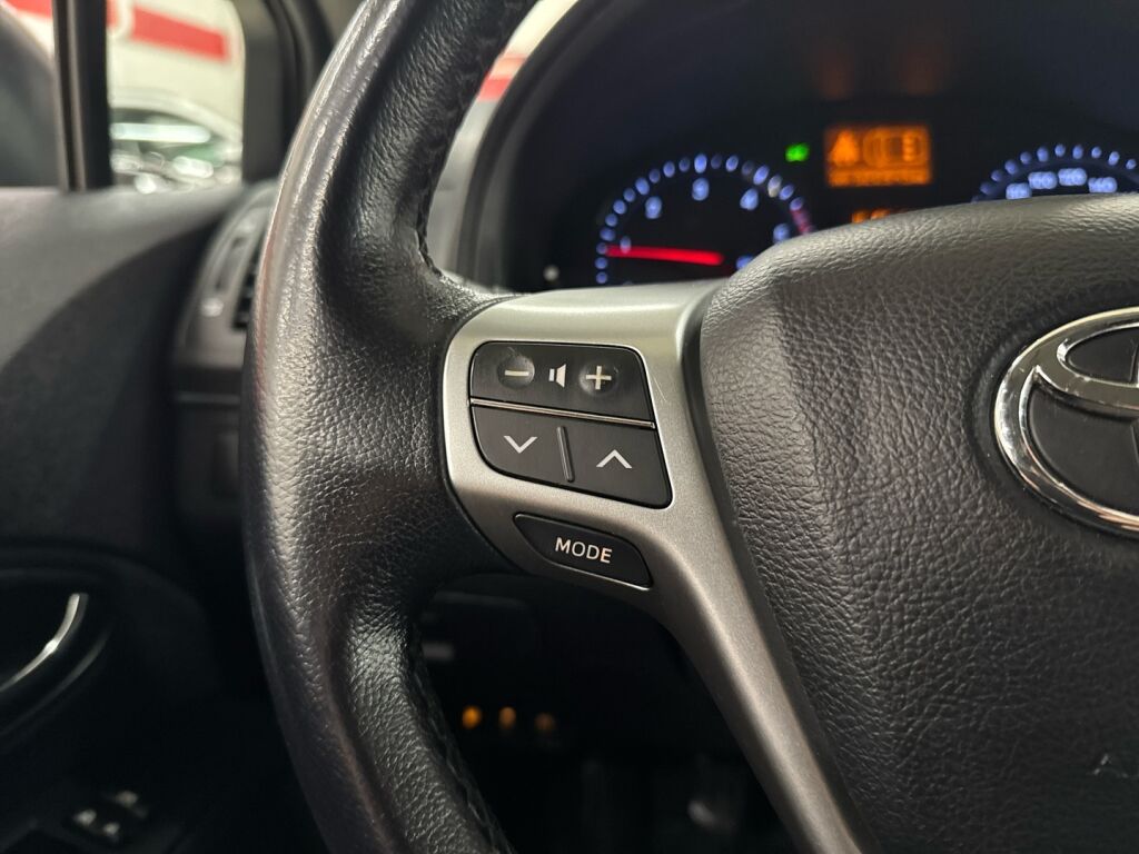 Toyota Avensis 2013 Valkoinen