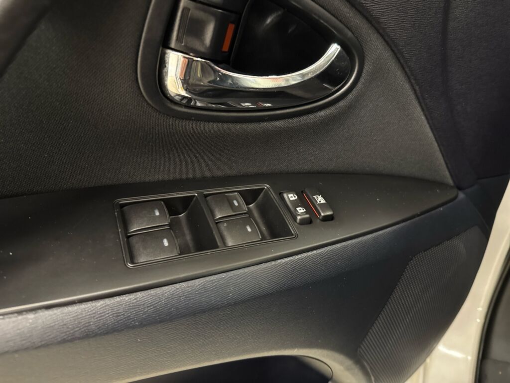 Toyota Avensis 2013 Valkoinen