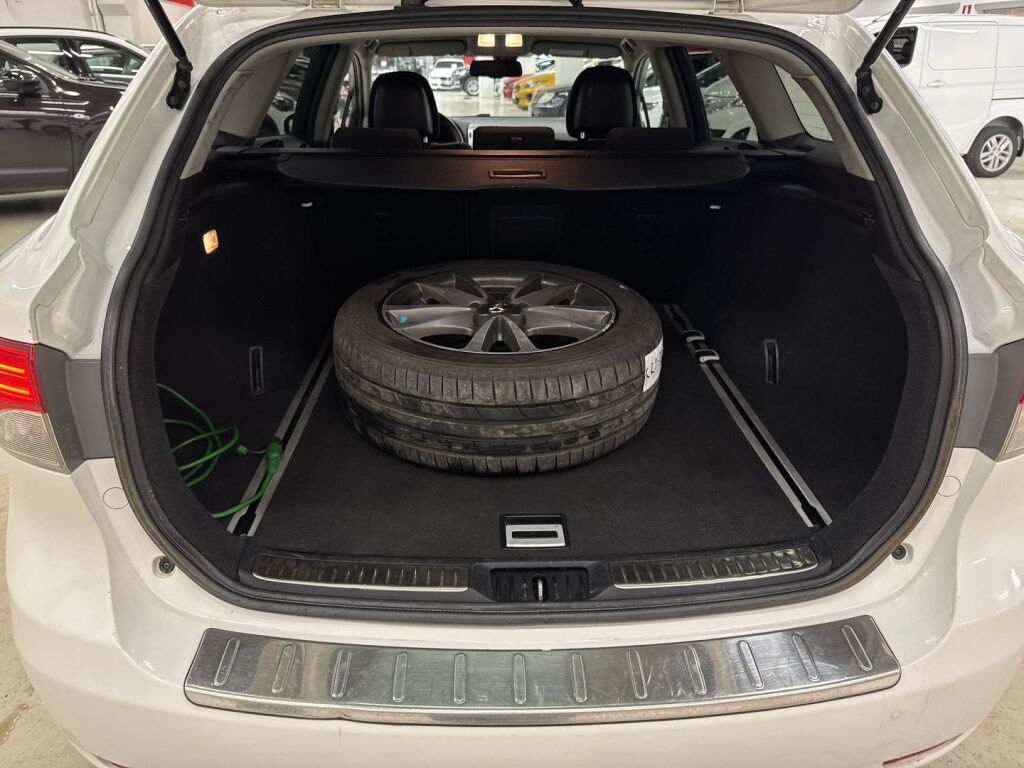 Toyota Avensis 2013 Valkoinen