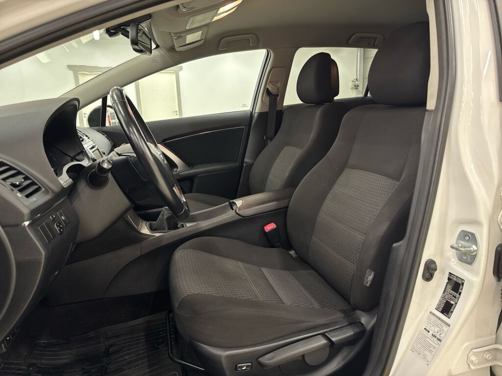 Toyota Avensis 2013 Valkoinen