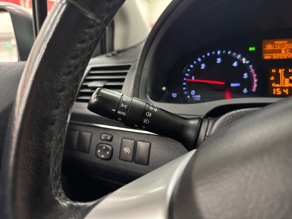 Toyota Avensis 2013 Valkoinen