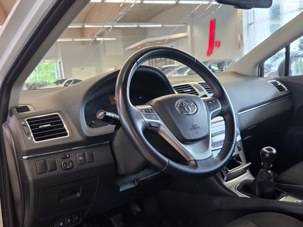 Toyota Avensis 2013 Valkoinen