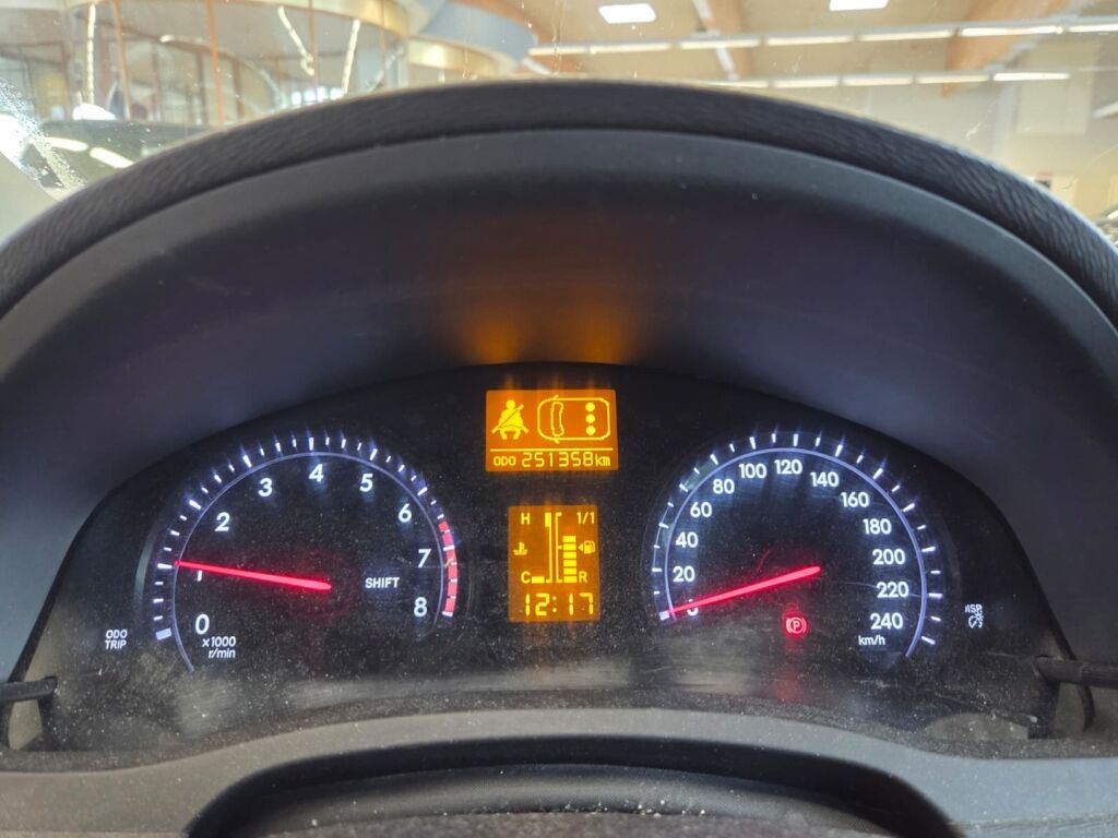 Toyota Avensis 2013 Valkoinen