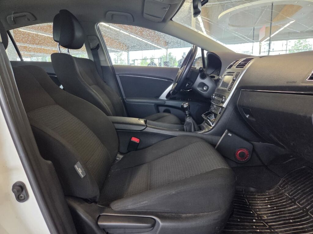 Toyota Avensis 2013 Valkoinen