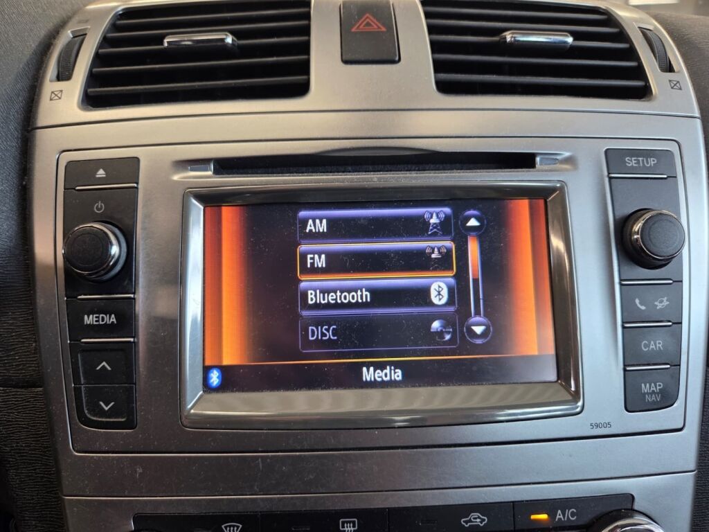 Toyota Avensis 2013 Valkoinen