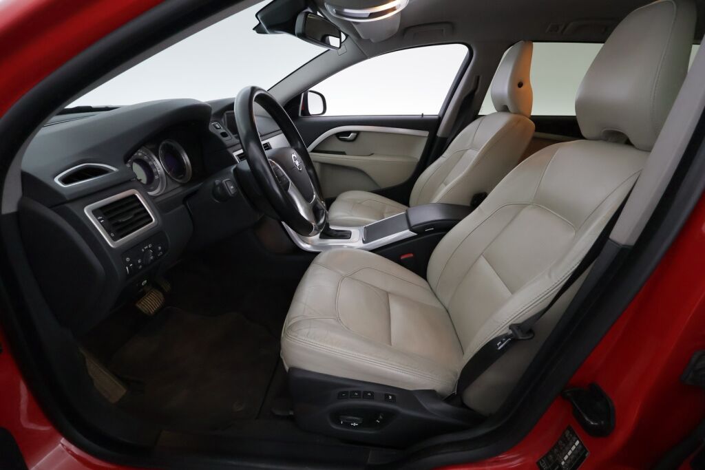 Volvo V70 2012 Punainen
