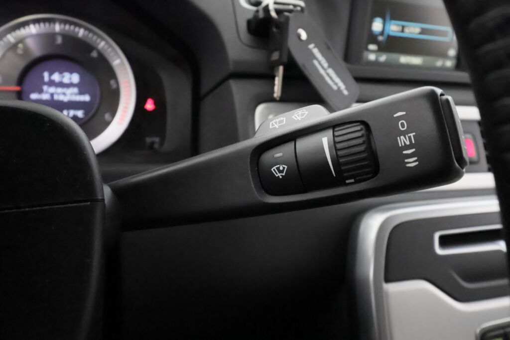 Volvo V70 2012 Punainen