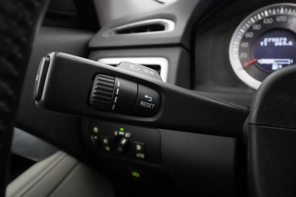 Volvo V70 2012 Punainen