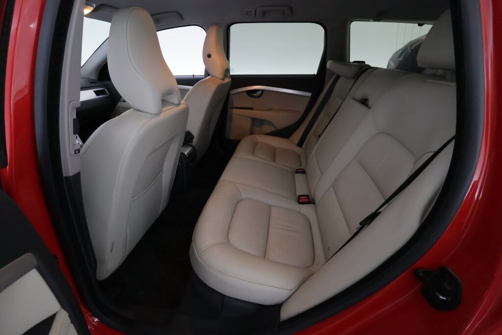 Volvo V70 2012 Punainen