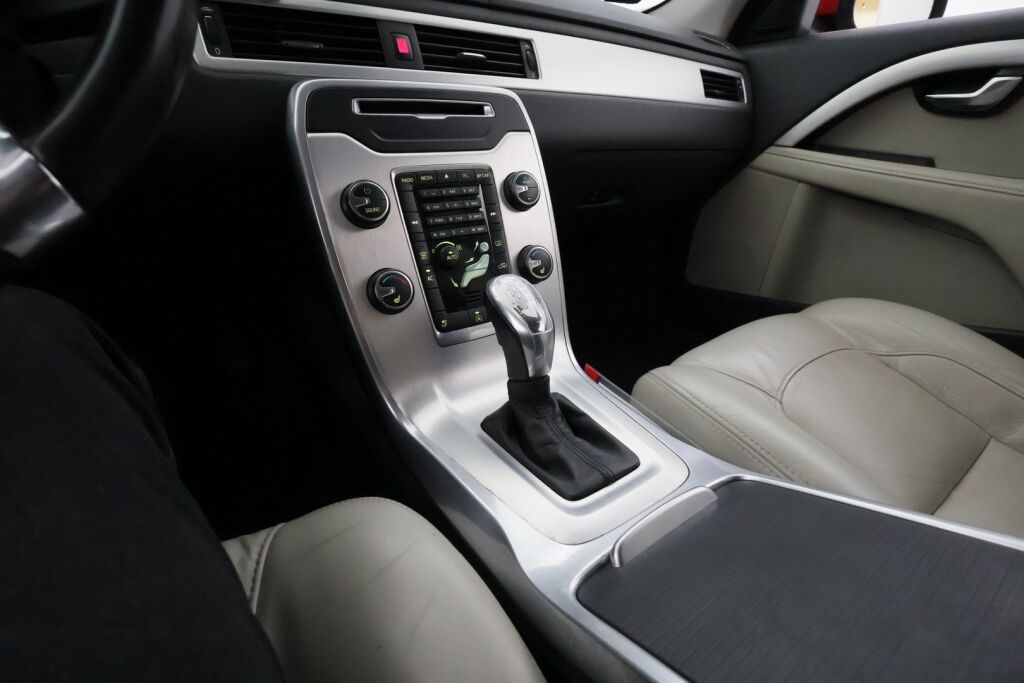 Volvo V70 2012 Punainen