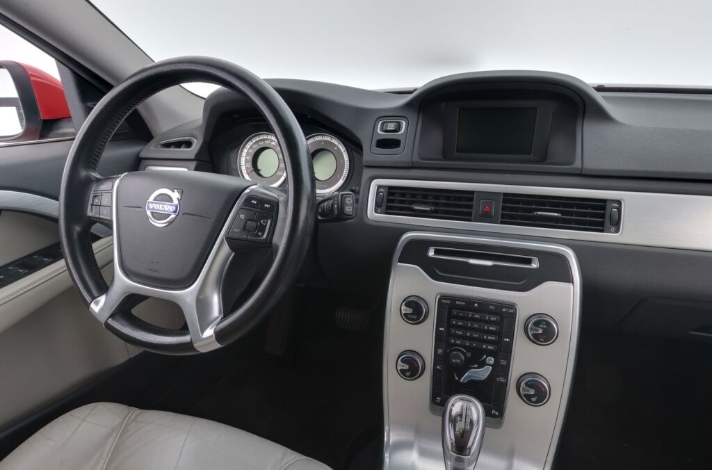 Volvo V70 2012 Punainen