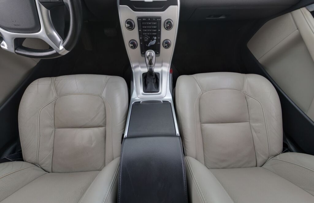 Volvo V70 2012 Punainen