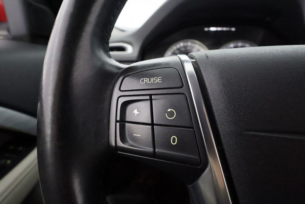 Volvo V70 2012 Punainen