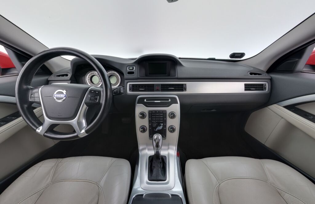 Volvo V70 2012 Punainen