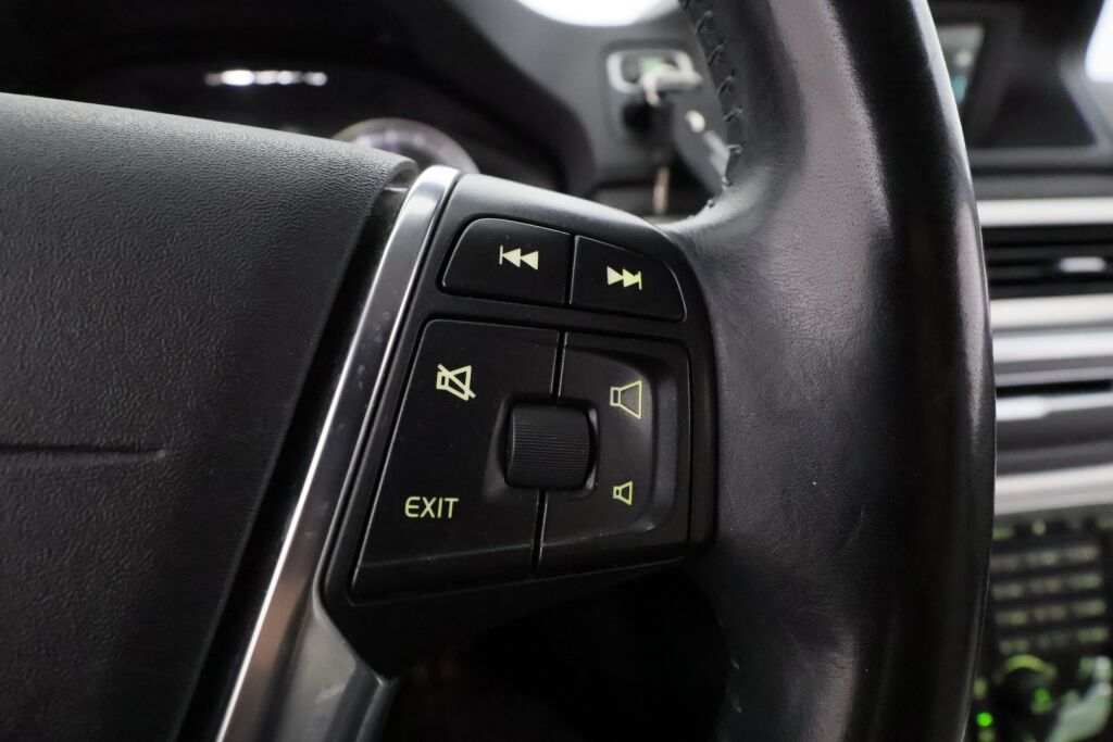 Volvo V70 2012 Punainen