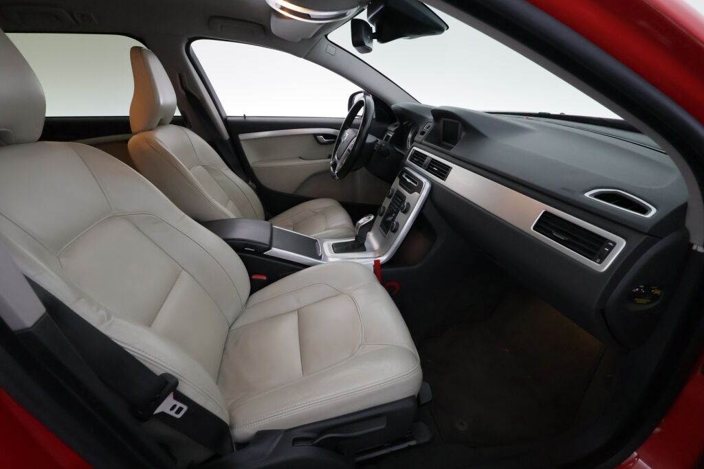 Volvo V70 2012 Punainen