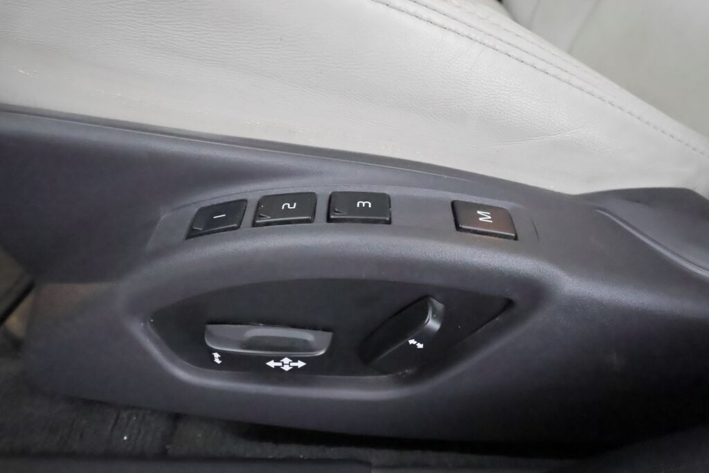 Volvo V70 2012 Punainen