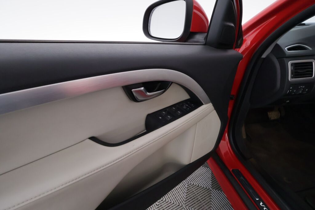 Volvo V70 2012 Punainen