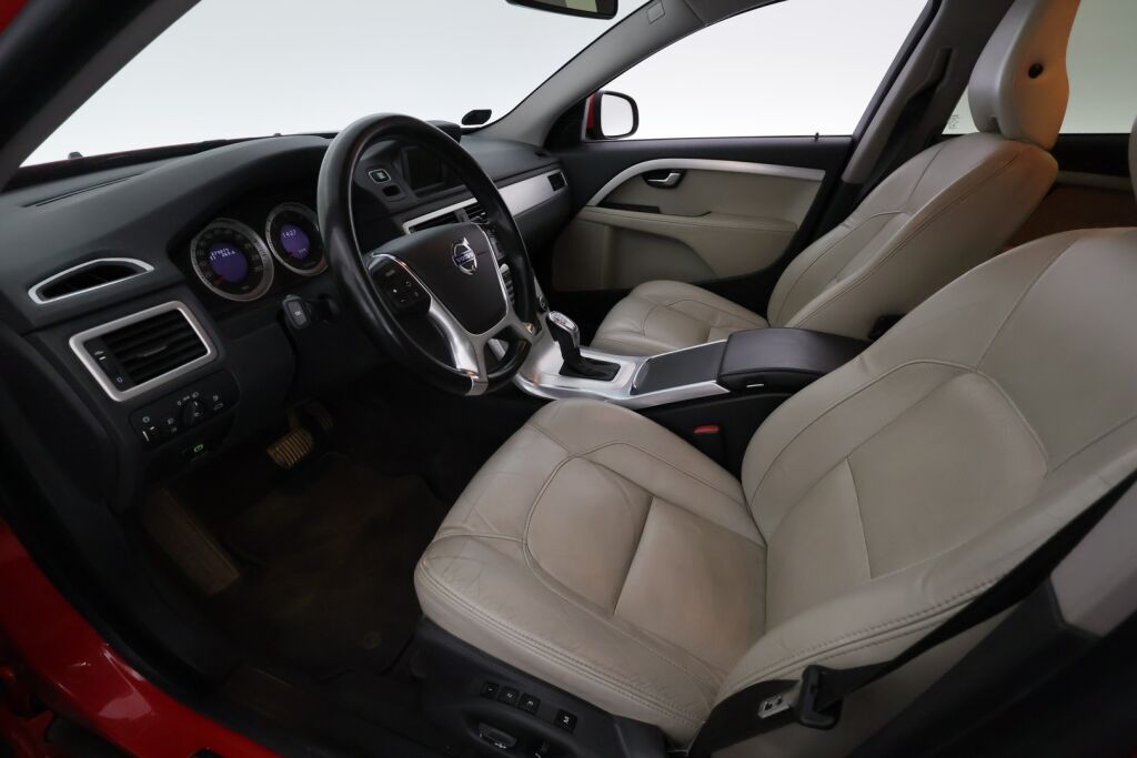 Volvo V70 2012 Punainen