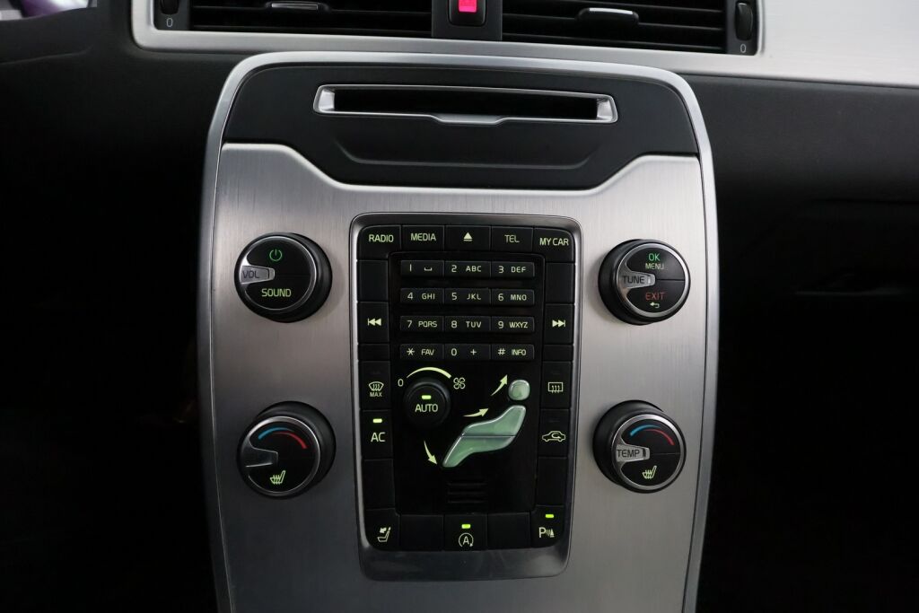 Volvo V70 2012 Punainen