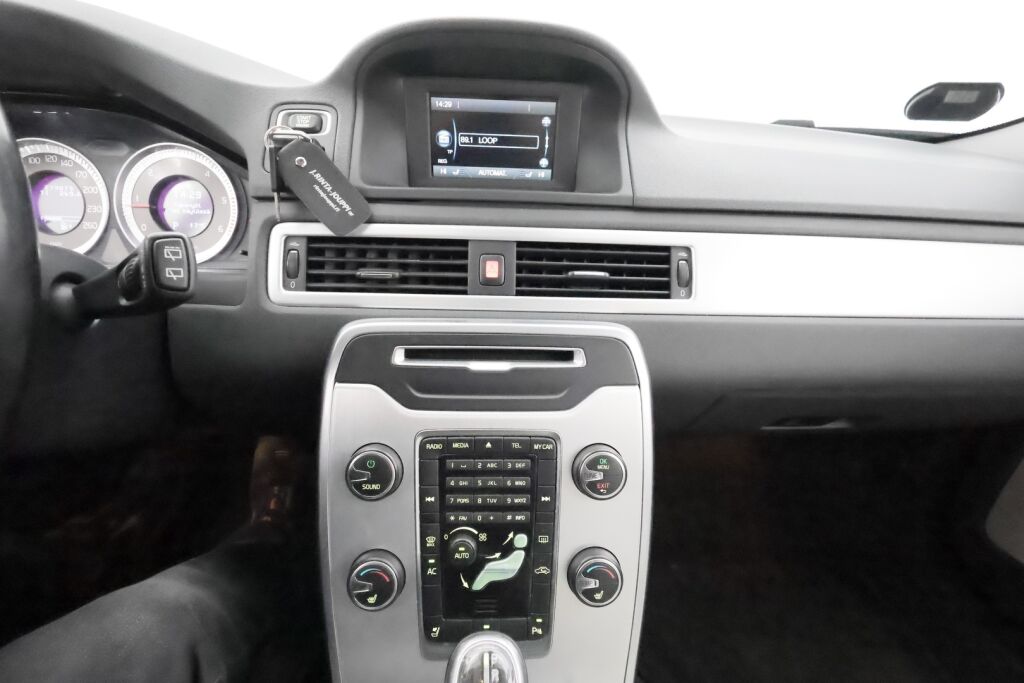 Volvo V70 2012 Punainen