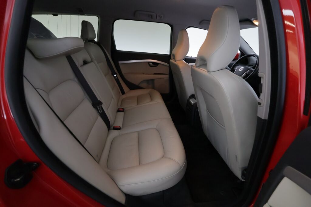 Volvo V70 2012 Punainen