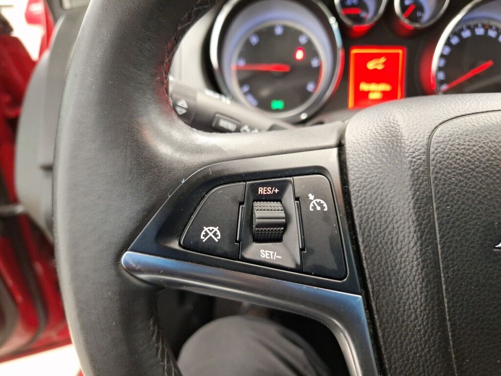 Opel Insignia 2013 Punainen