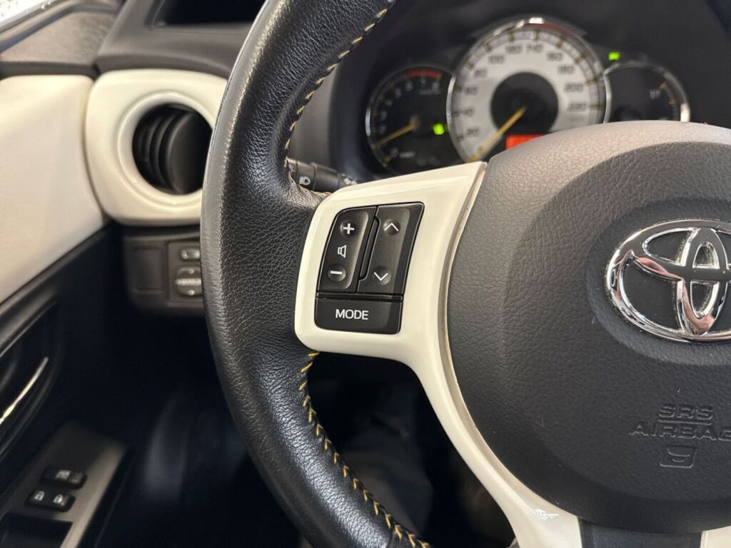 Toyota Yaris 2013 Punainen
